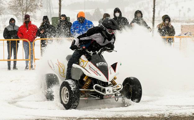 Pingüinos' desafía a la nieve con la exhibición de Stunt en Valladolid