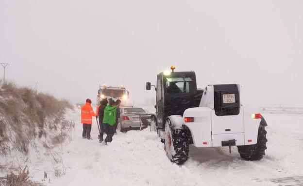 Herreros al rescate de los varados por la nieve en el Cerrato