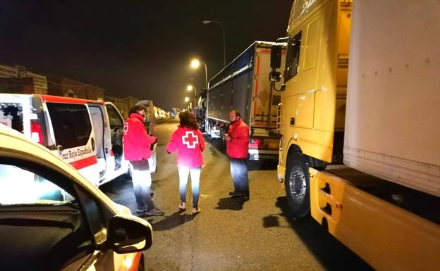 Cruz Roja auxilia a quince camioneros que pasaron la noche en el polígono de Hontoria