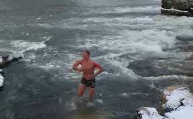Roberto, un baño en el Pisuerga bajo la nieve y en pleno temporal 'Filomena' por una causa solidaria en Valladolid