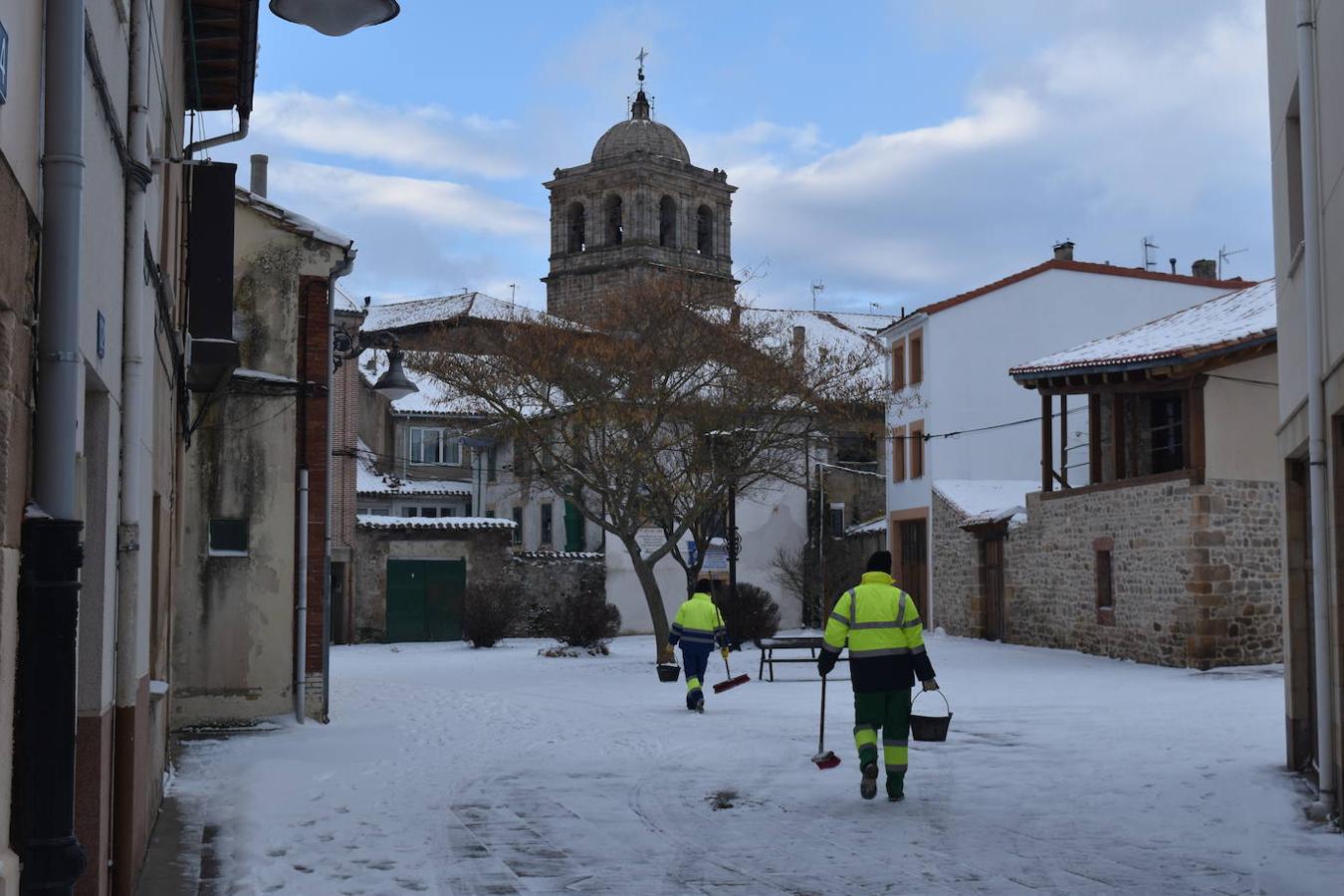 Los vecinos de Aguilar ayudan a los servicios municipales a limpiar las calles