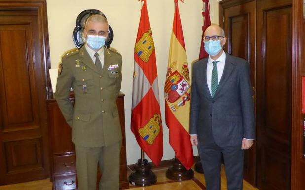 El presidente de la Diputación y el delegado de la Junta reciben al nuevo teniente coronel de Ingenieros