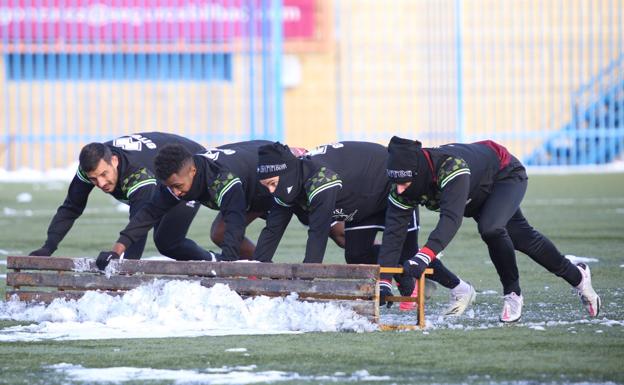 El CD Guijuelo se desplaza a entrenar a Santa Marta y se pone 'manos a la obra' con la nieve