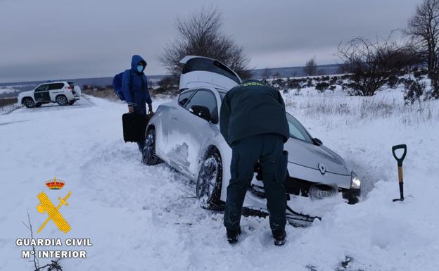 Dos suizos pasan más de dos horas desorientados y atrapados por la nieve en Burgos