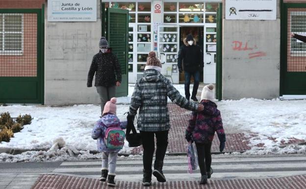 Los colegios abren hoy en la provincia con 18 carreteras cortadas por el hielo en Valladolid