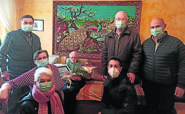 Villanubla entrega una placa a su vecina Anastasia Revuelta por su centenario