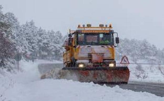 Salamanca mantiene cerradas cuatro carreteras en Montejo, La Hoya, La Alberca y El Cabaco por el hielo y la nieve