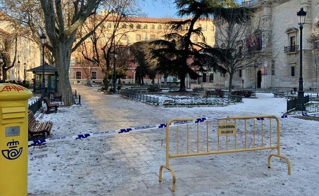 Abierta la plaza Santa Cruz de Valladolid tras permanecer cerrada para prevenir caídas por las placas de hielo