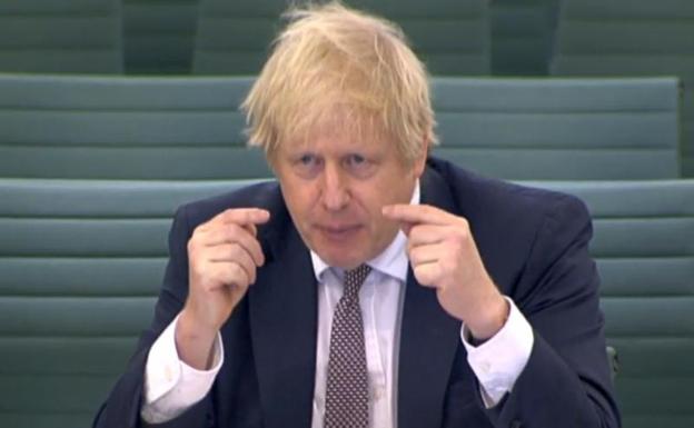 Johnson promete revisar los «miserables» paquetes de comida para niños sin recursos