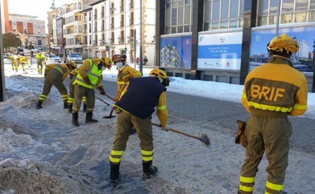 Un dispositivo de 100 operarios municipales y 40 brigadistas de la Brif de Lubia limpian la nieve y el hielo de Soria