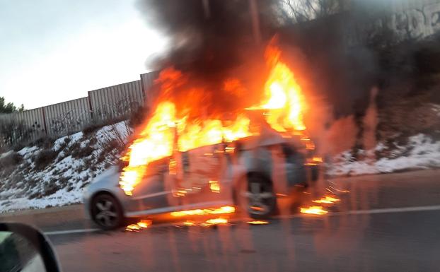 Arde un coche en la carretera de Madrid a la altura de Boecillo