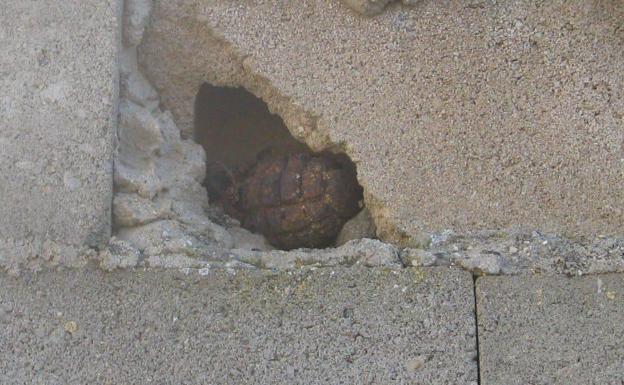 Encuentran una granada de mano de la Guerra Civil escondida en un muro de San Adrián del Valle