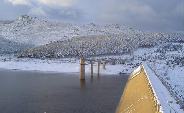 La Confederación Hidrográfica del Tajo instala una microturbina en la presa de Navamuño para generar energía