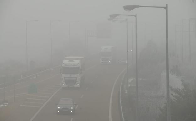 La niebla condiciona la visibilidad en siete tramos de carreteras de Castilla y León