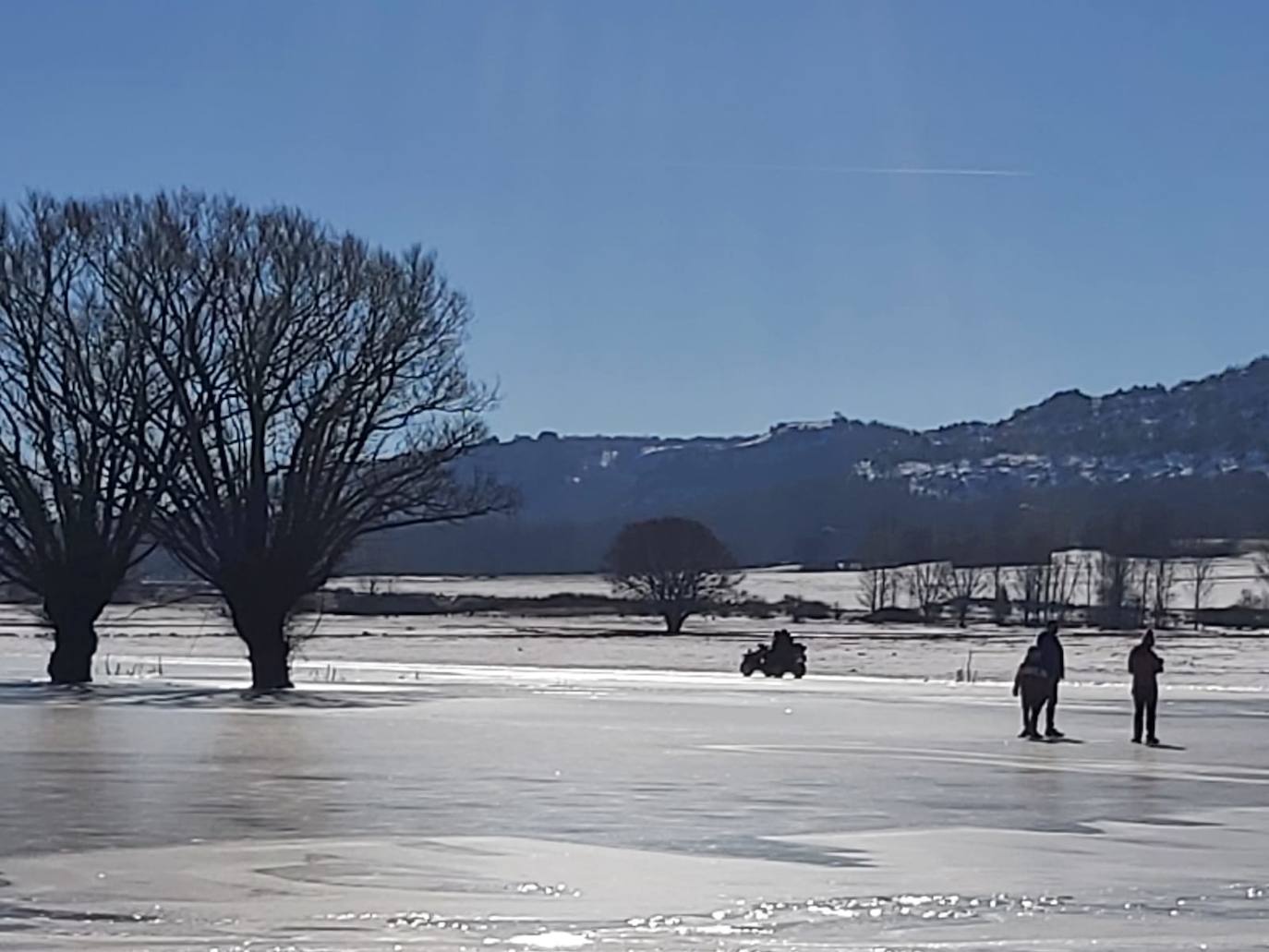 El pantano de Aguilar se convierte en pista de patinaje