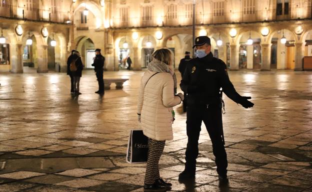 Cinco personas denunciadas en Salamanca por ignorar el nuevo horario del toque de queda