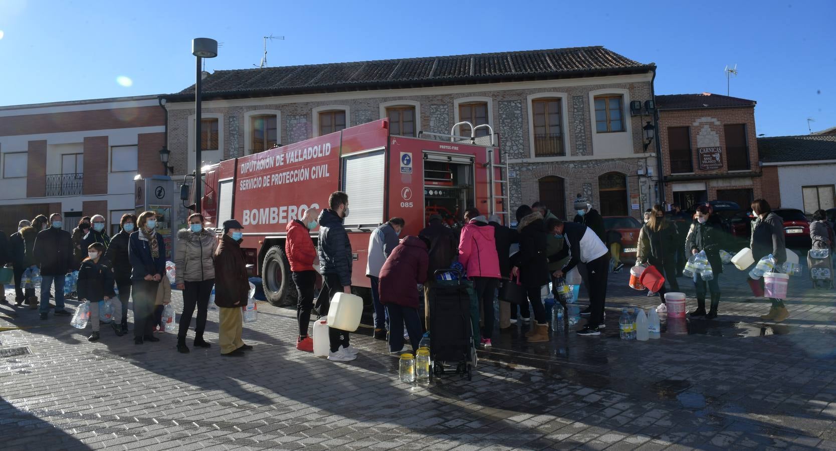 Los bomberos reparte agua potable en Portillo