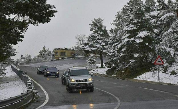 La nieve y el hielo obligan a usar cadenas en nueve tramos viales de Castilla y León y a extremar la precaución en otros 42