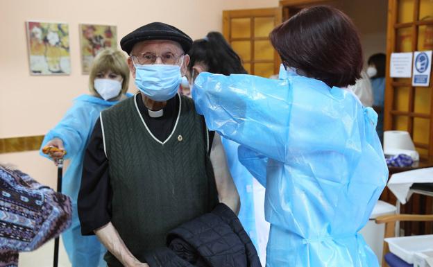 Las dosis previstas no llegan y retrasan la inmunización de sanitarios