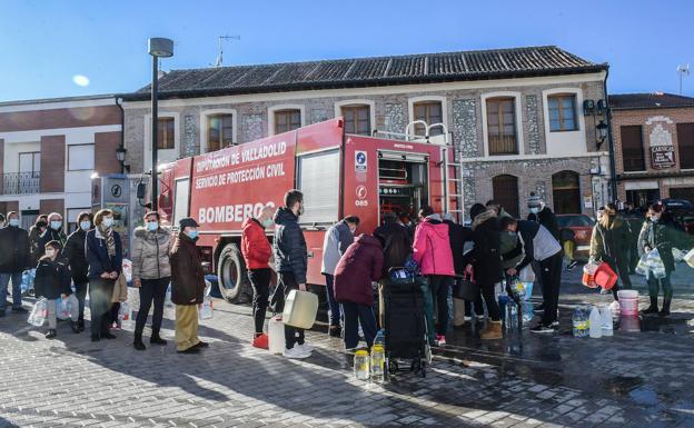 Los bomberos reparten agua potable en Portillo al reventar las tuberías por el frío