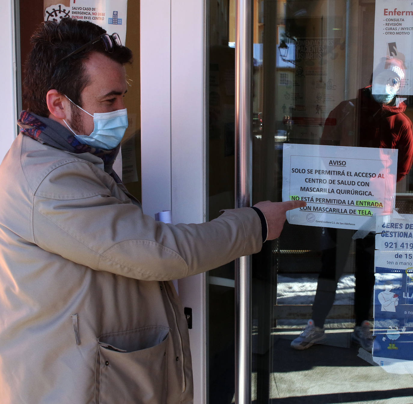 El centro de salud del Real Sitio prohíbe acceder a su interior con mascarillas de tela