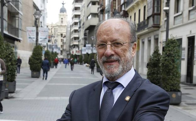 El exalcalde León de la Riva, ingresado por covid en el Clínico de Valladolid