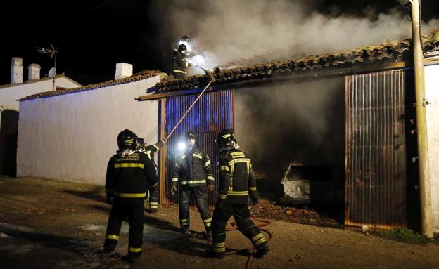 Los bomberos extinguen el incendio de un camión con 24.000 kilos de aceite en Rueda