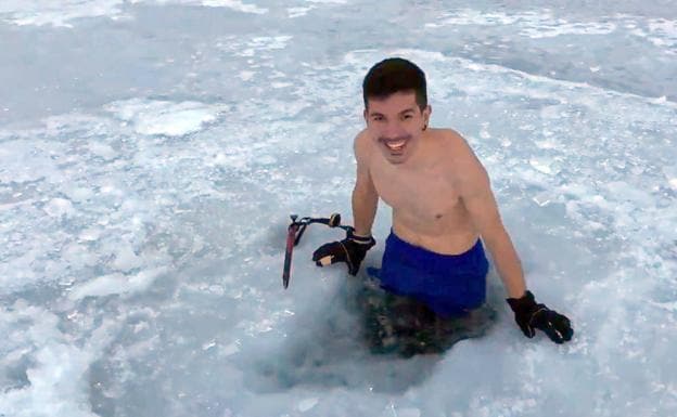 Pica 35 centímetros de hielo para bañarse a casi 2.000 metros en León
