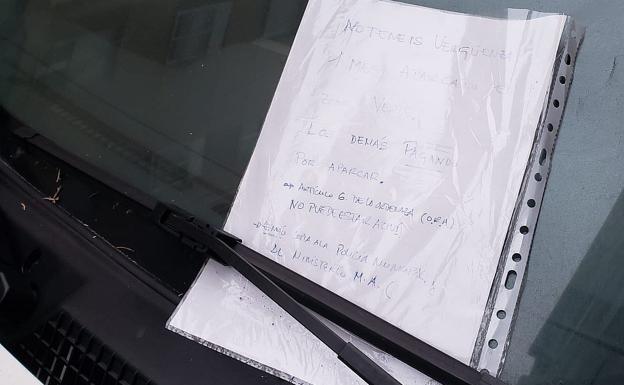 El abandono de un vehículo oficial en la 'zona verde' desata la ira vecinal en León: «No tenéis vergüenza»