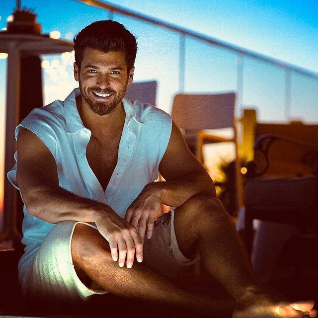 Así es Can Yaman, uno de los hombres más deseados del mundo