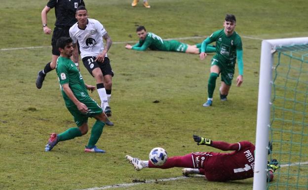 El Salamanca UDS revive y golea al Compostela para engancharse a la Liga (3-0)