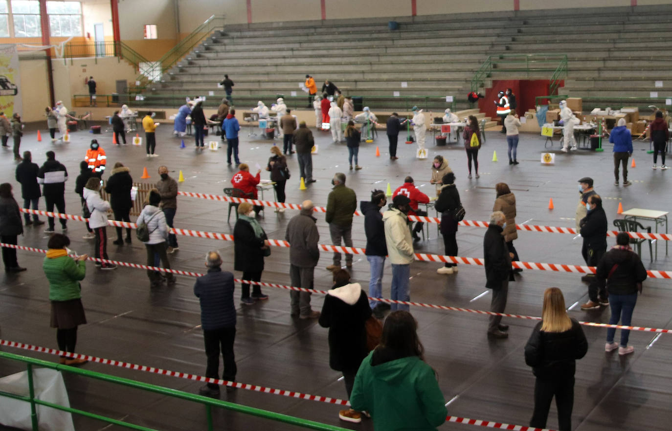 Cientos de personas participan en la primera jornada del cribado masivo en Cuéllar