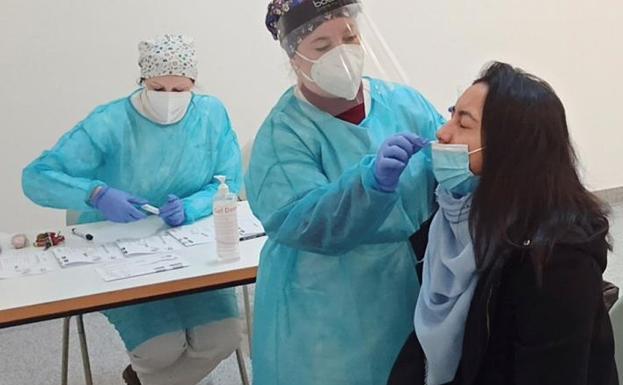 Sanidad administra tres de cada cuatro vacunas recibidas frente a la covid y llega a los 74.350 castellanos y leoneses
