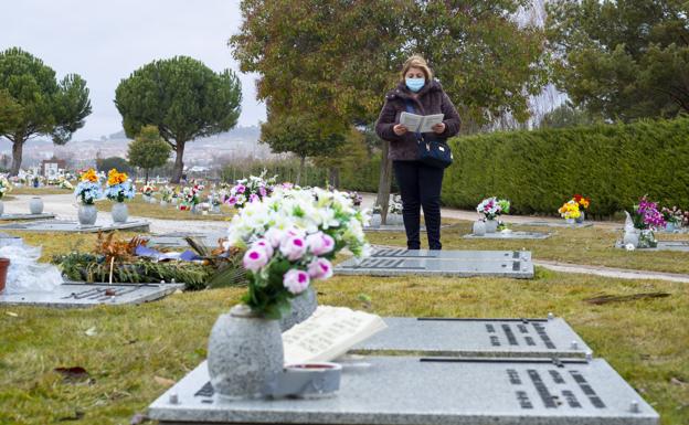 El último adiós en el cementerio de las Contiendas: «Rezo por quien se va, pero la familia también necesitan consuelo»