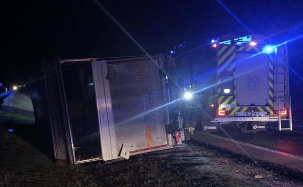 Las ráfagas de viento provocan el vuelco de un camión en la A-62, a la altura de Geria