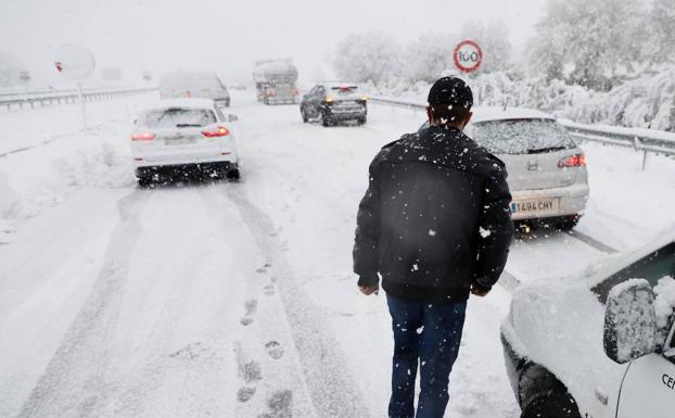 La nieve y el hielo complican la circulación en cuatro tramos de Castilla y León y se requieren cadenas en seis puertos