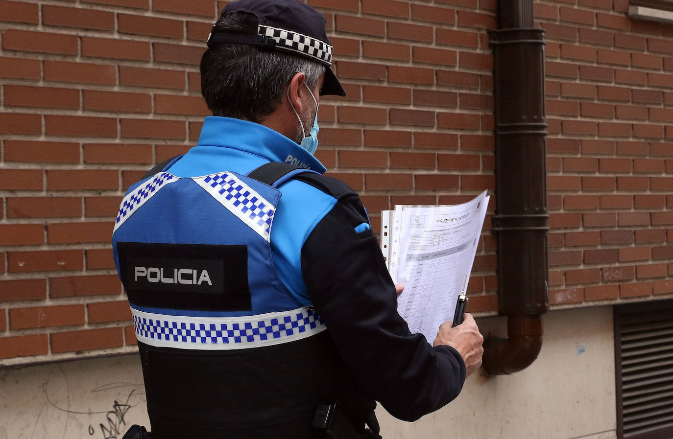 El frenético aumento de contagios dificulta el control policial de las cuarentenas