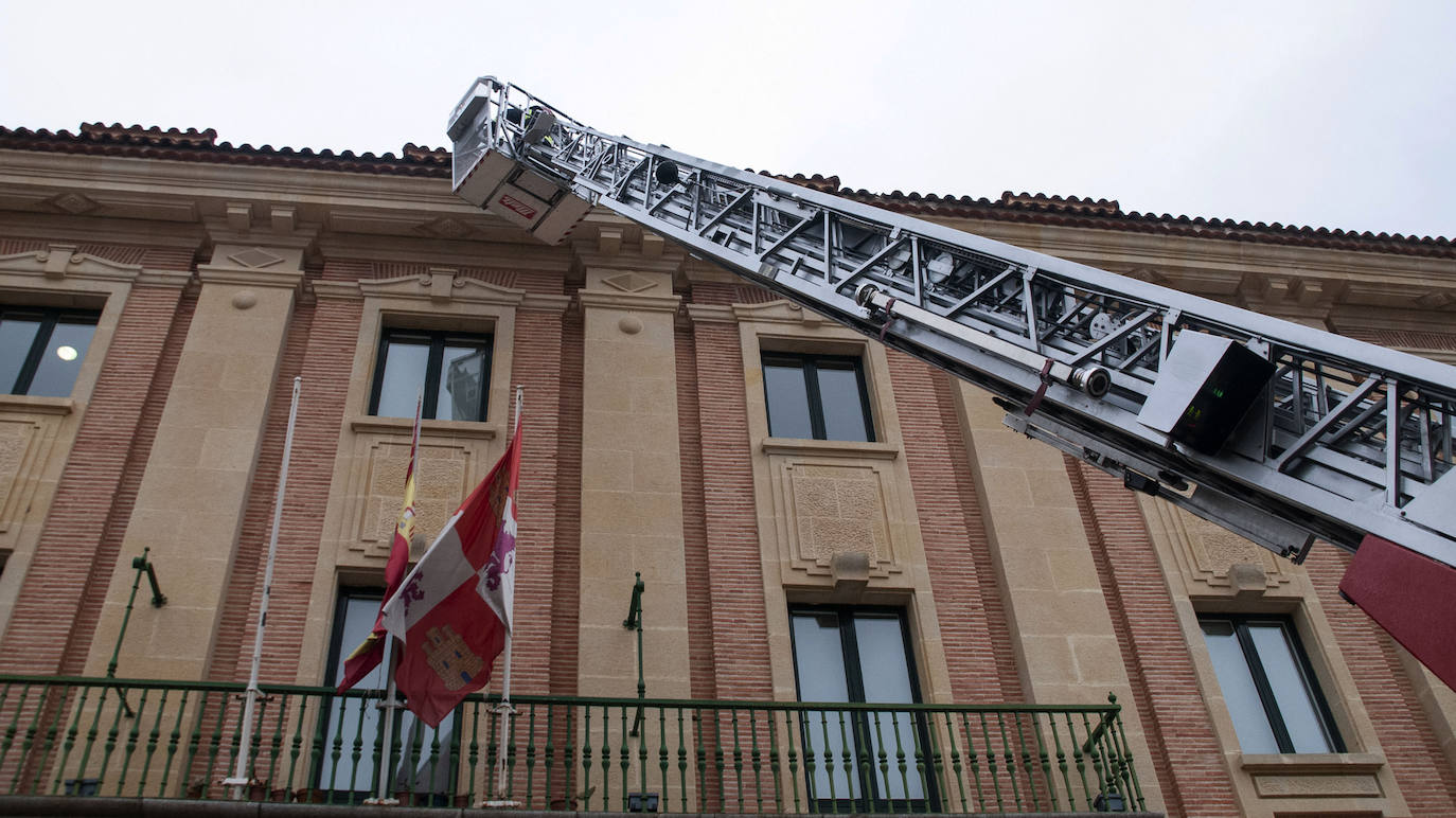 Las rachas de viento de hasta 100 kilómetros obligan a cerrar los parques y jardines en Segovia