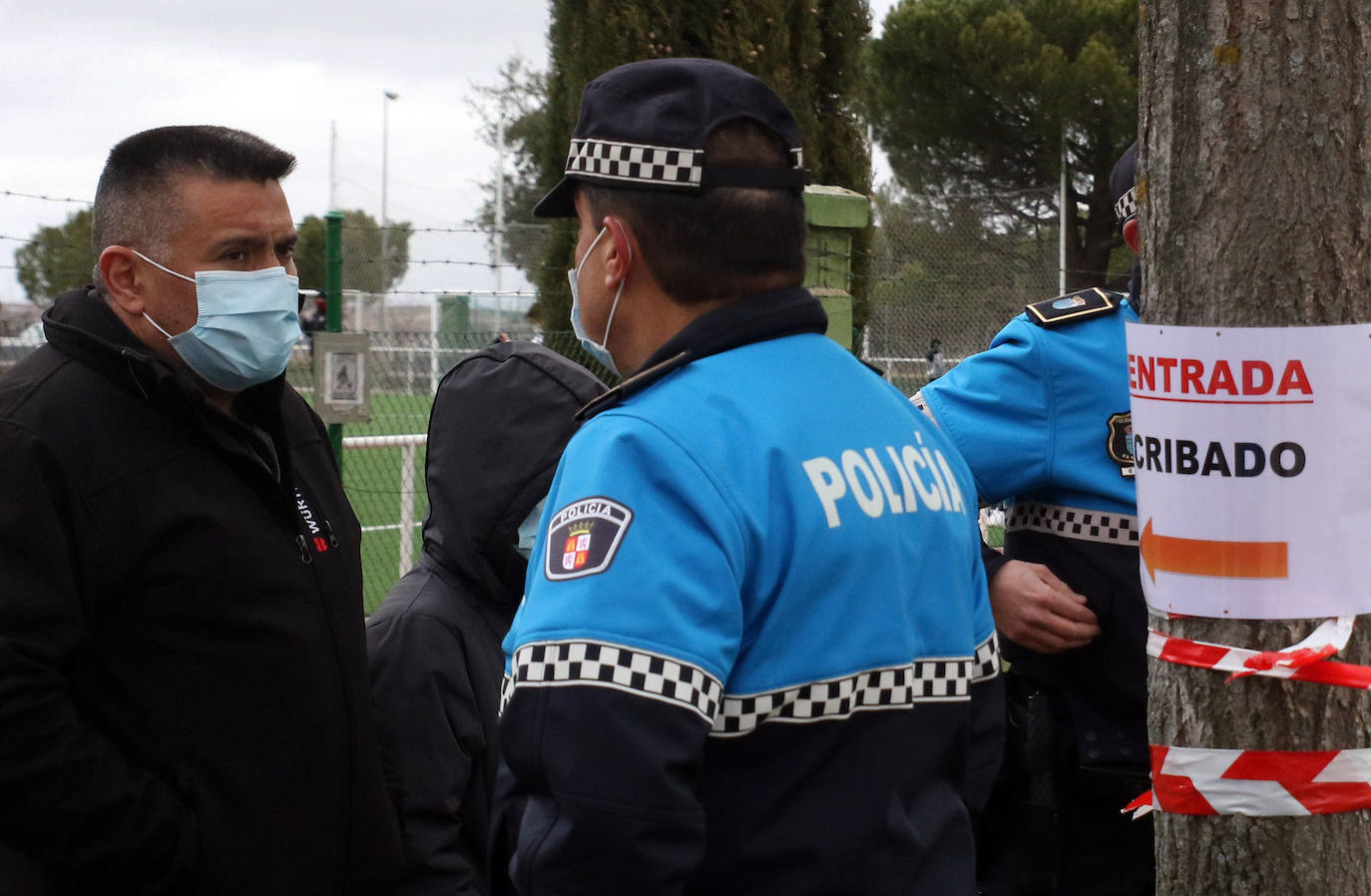 La Policía Local alerta del engaño de unas llamadas ocultas que citan para vacunarse en el Pedro Delgado