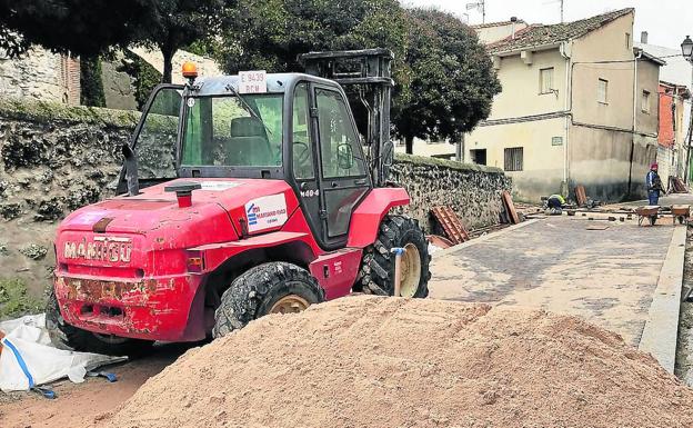 Las obras en la plaza y la travesía de la Cruz en Cuéllar encaran su recta final