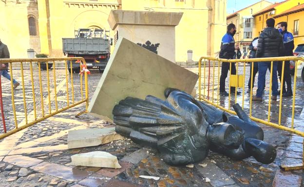 Un camión derriba por accidente la estatua de las Cabezadas en la plaza de San Isidoro de León