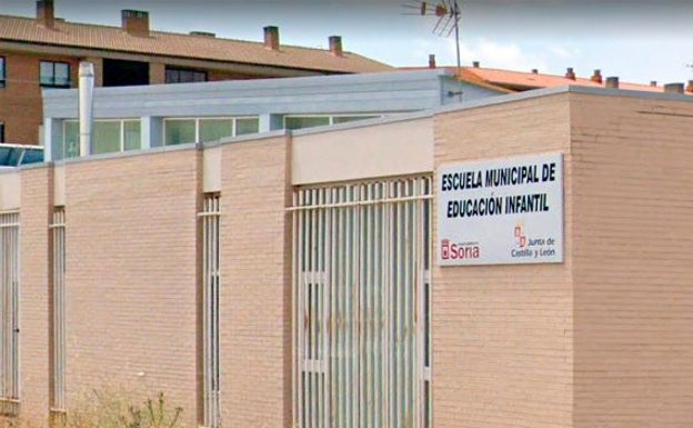 Los padres de los alumnos de la guardería municipal Rosa León denuncian el cambio de gestión a mitad de curso