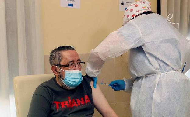 El Gobierno de Extremadura niega cambios en el protocolo para vacunar a altos cargos