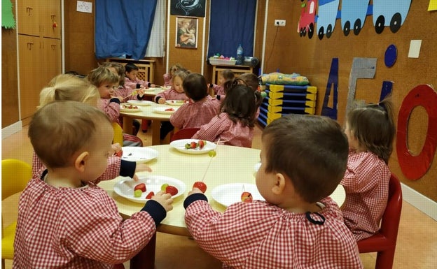 Brochetas de frutas, saludables y educativas