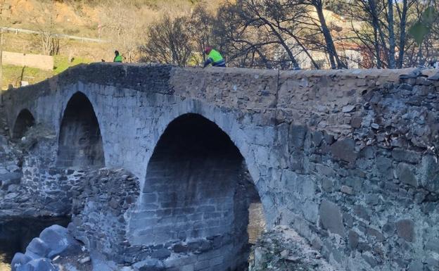 Garcibuey y Santibáñez de la Sierra mejoran las paredes de uno de los puentes del Alagón