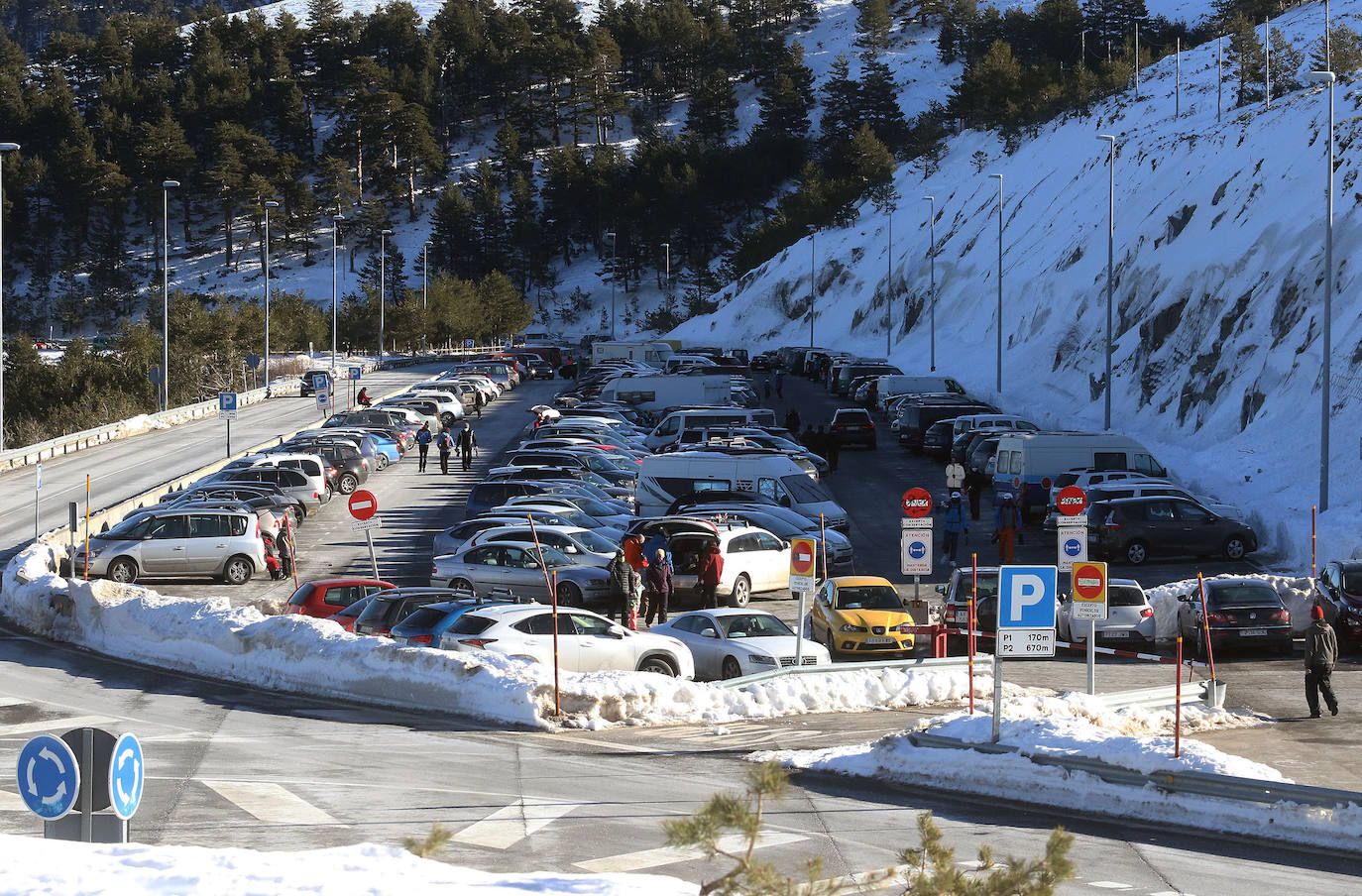 Montañeros segovianos critican la gestión de los aparcamientos de Navacerrada y Cotos