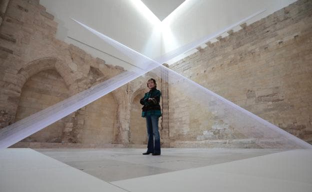 Soledad Sevilla instala su telar de luz en la Capilla del Herreriano