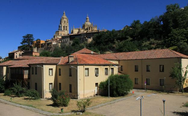 La alcaldesa considera «más que suficiente» la oferta de Segovia para acoger el centro logístico militar