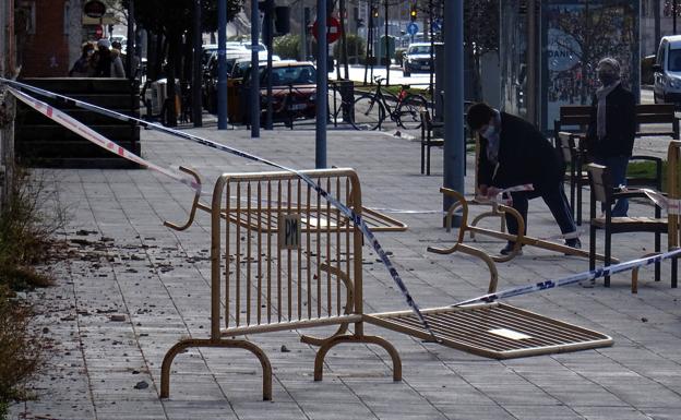 El viento derriba chapas, cascotes y luces navideñas en Valladolid