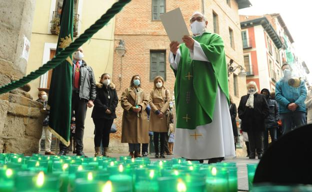 Los cofrades de la Vera Cruz en Valladolid censuran con velas los ataques a los símbolos cristianos